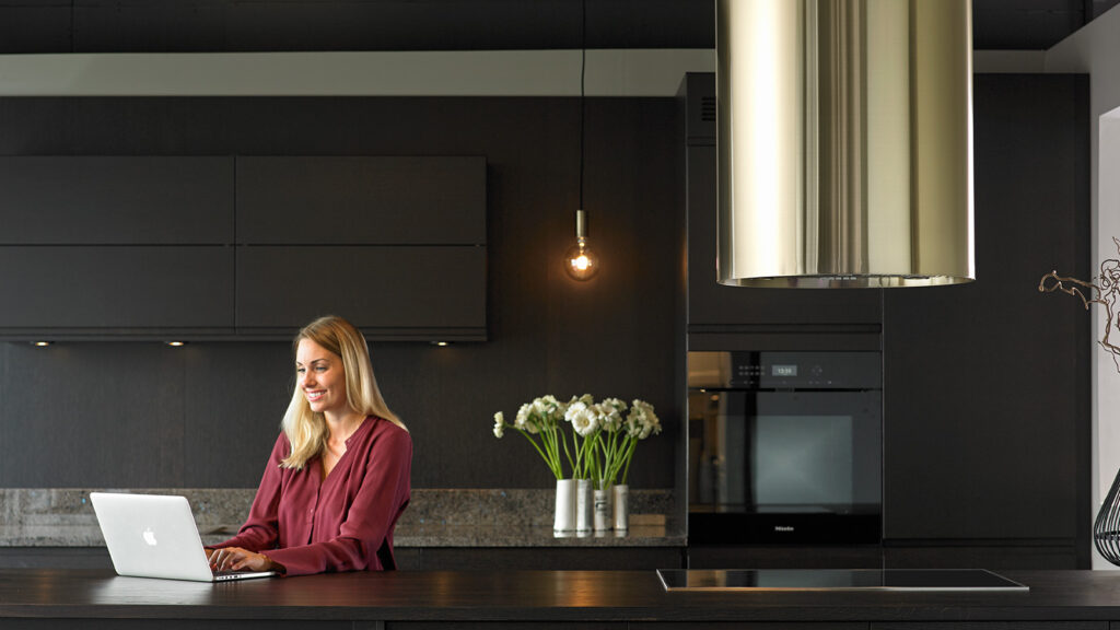 RørosHetta Luna fritthengende kjøkkenhette i børstet messing