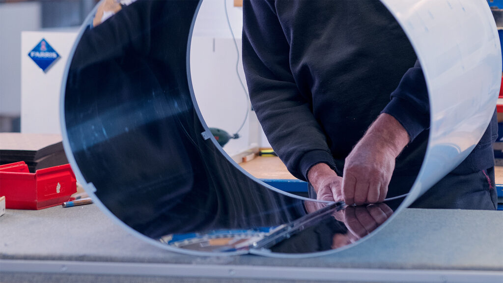 RørosHetta Luna fritthengende kjøkkenhette monteres for hånd